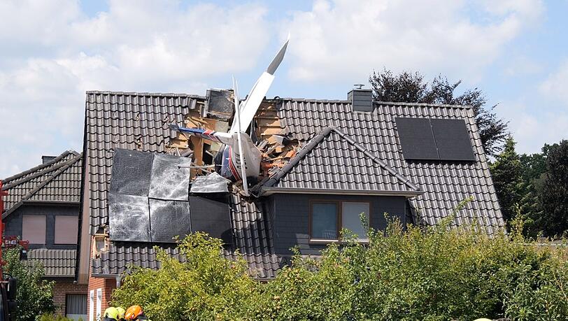 Das Flugzeug stürzte am Samstag in ein Wohnhaus. Das Flugzeug stürzte am Samstag in ein Wohnhaus.