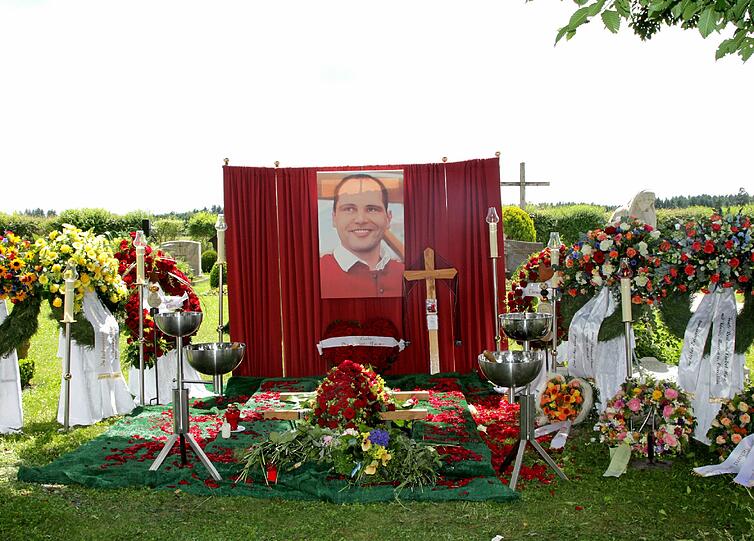 Trauer um einen Helden: Wiesn-Wirt Toni Roiderer, seine Ehe-Frau Christl und Bruder Thomas trauern um Markus. Unter den Trauergästen waren auch Waldemar Hartmann, Gabriele Weishäupl und viele Freunde der Familie. Der 33-jährige Markus Roiderer erlag einem Hirntumor. Die Bilder von der Beerdigung in Straßlach.