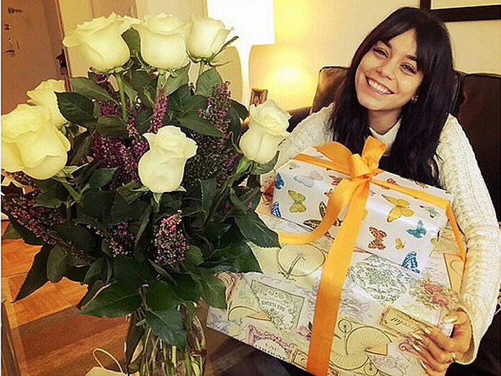 Glücklich lächelt das Geburtstagskind Vanessa Hudgens in die Kamera