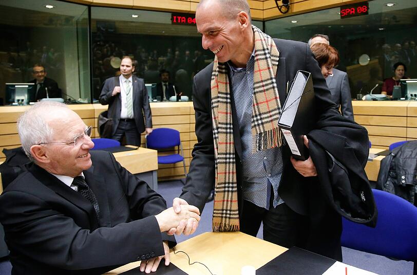 Shakehands zwischen Finanzminister Wolfgang Schäuble und seinem griechischen Amtskollegen Gianis Varoufakis.