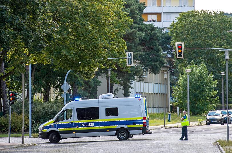 Absperrung: Ein Polizeifahrzeug versperrt die Straße. Foto: Patrick Pleul