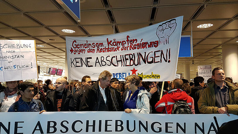 Ca. 250 Menschen demonstrierten gegen die Abschiebungen nach Afghanistan.