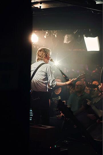 Ex-Beatle Paul McCartney tritt im Cavern Club auf. Der 76-Jährige begeistert trotz drückender Hitze 250 Fans mit seiner fast jugendlichen Spielfreude.