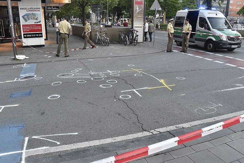 Schrecklicher Unfall: Eine 82-Jährige wird mitsamt ihrem elektrischen Rollstuhl unter einem Transporter eingeklemmt.