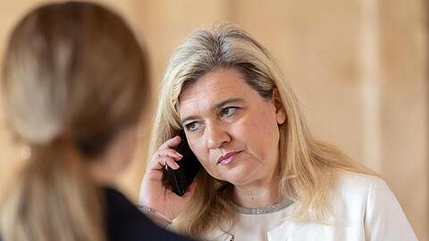 Gesundheitsministerin Melanie Huml (CSU) telefoniert zu Beginn einer Kabinettssitzung. Foto: /dpa/Archivbild