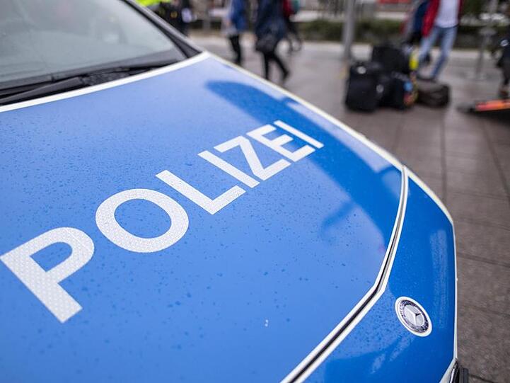 Ein Fahrzeug der Polizei steht an einem Einsatzort. Foto: Patrick Seeger/dpa/Archivbild