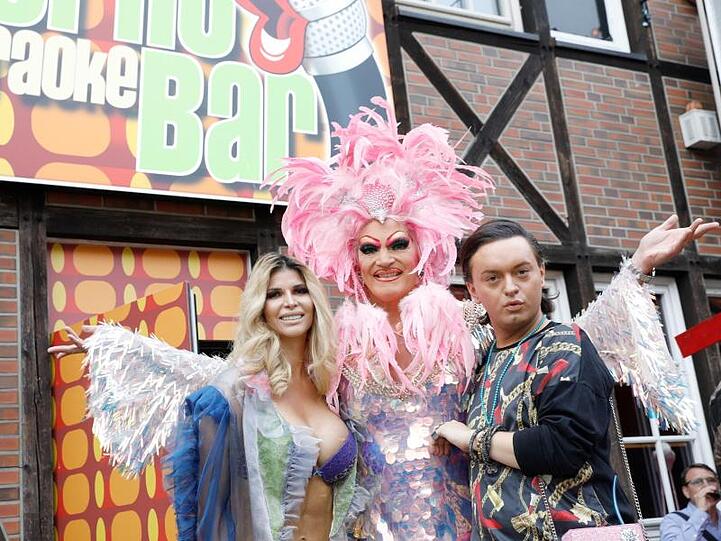 Micaela Schäfer, Olivia Jones und Julian F.M. Stöckel (v.l.n.r.) feiern die Eröffnung der Porno-Karaoke-Bar.