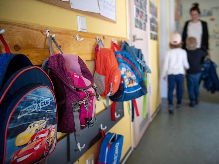 Kinderrucksäcke hängen im Eingangsbereich in einem Kindergarten. Foto: Monika Skolimowska/dpa-Zentralbild/dpa/Archivbild