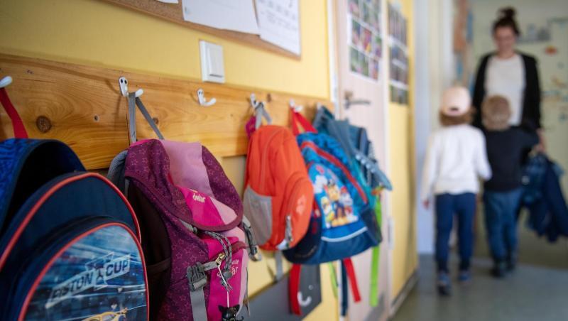 Kinderrucksäcke hängen im Eingangsbereich in einem Kindergarten. Foto: Monika Skolimowska/dpa-Zentralbild/dpa/Archivbild Kinderrucksäcke hängen im Eingangsbereich in einem Kindergarten. Foto: Monika Skolimowska/dpa-Zentralbild/dpa/Archivbild