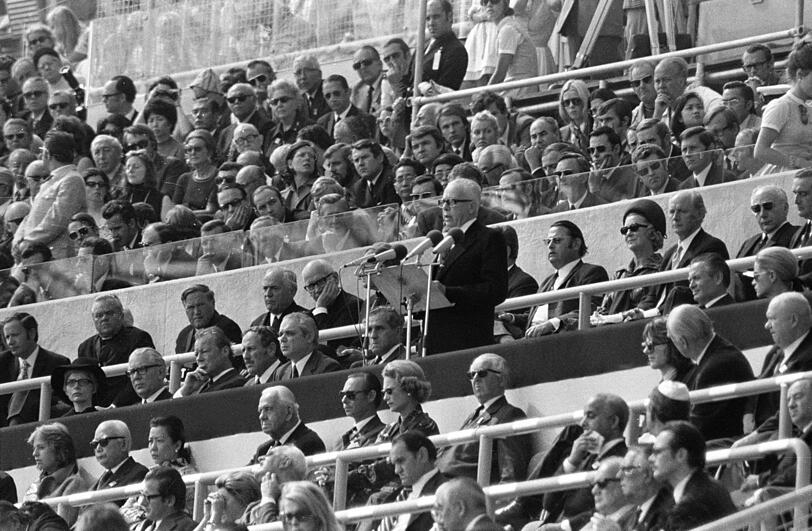 Bundespräsident Gustav Heinemann (SPD) spricht bei der Veranstaltung für die Opfer des Attentats auf die israelischen Athleten im Olympia-Stadion.
