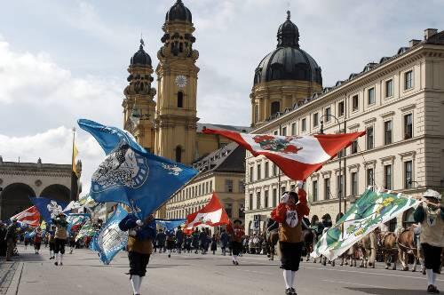 Die Sonne erscheint ein bisschen blass. Trotzdem sind die Fahnenschwinger vor der Theatinerkirche ein schöner Anblick.