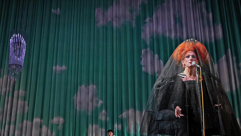 Konstantin Schumann und Wiebke Puls in "Was ihr wollt" in den Kammerspielen. Konstantin Schumann und Wiebke Puls in "Was ihr wollt" in den Kammerspielen.