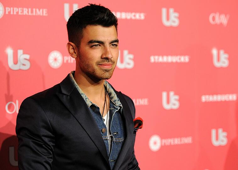 Ja, auch Männer können stilvoll sein: So zum Beispiel Joe Jonas, geehrt mit den "Laid-Back Rocker"-Preis.