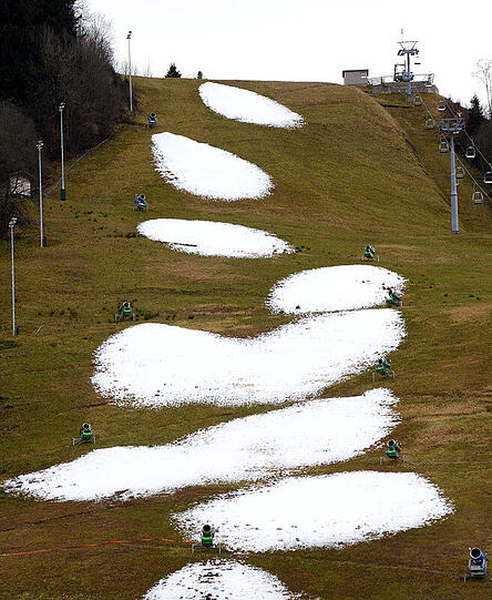 Nur kleine Schneehaufen liegen am 19.12.2014 auf dem Slalomhang im Olympiastadion in Garmisch-Partenkirchen (Bayern). In Garmisch soll am Neujahrstag trotz des bisher milden Wetters ein Skispringen der Vierschanzentournee stattfinden und im Februar ein Weltcup im Ski Alpin.