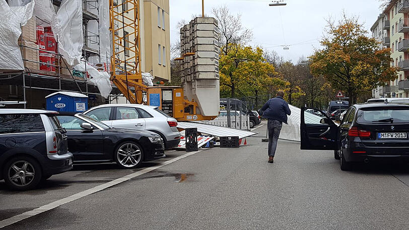 Auch in München stürmt Herwart - dieser Autofahrer muss erstmal einen umgerissenen Bauzaun aus dem Weg räumen.