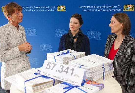 Christine Müller (M.) und Rosmarie Lautenbacher (r.) von Ärzte gegen Tierversuche übergeben die Petition an Ministerialrätin Ulrike Marschner.