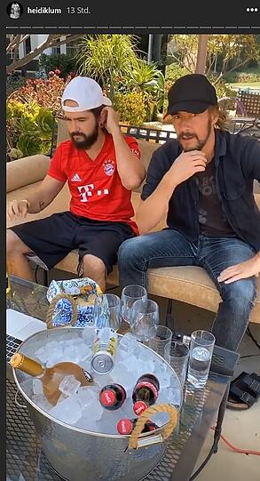 Der Laptop auf dem Gartentisch zeigte das Champions-League-Spiel. Dazu gab es kalte Getränke und Pizza.
