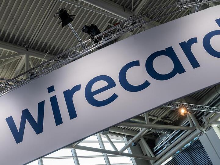 Ein Schild mit der Aufschrift "wirecard". Foto: Peter Kneffel/dpa/Archivbild