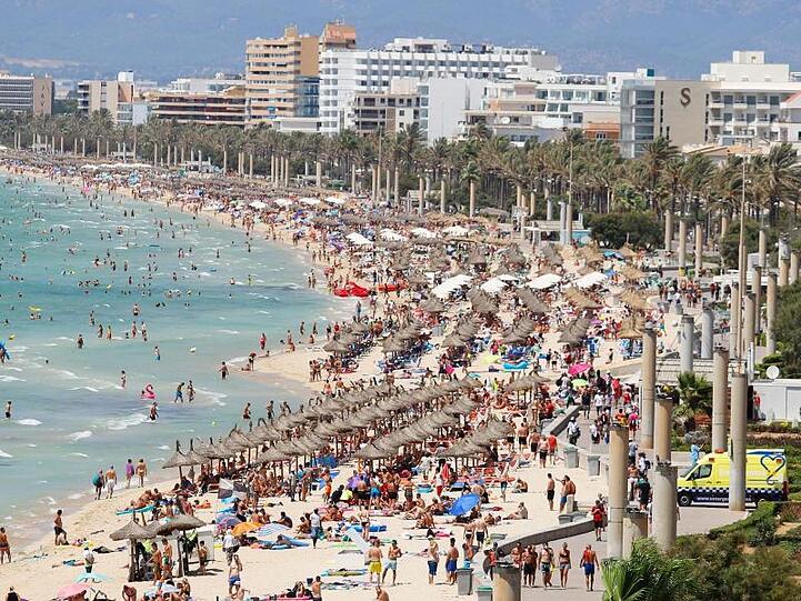 Hotels am Strand von El Arenal: Mallorca fürchtet eine Wiederholung des Supersommers 2018 in Deutschland.