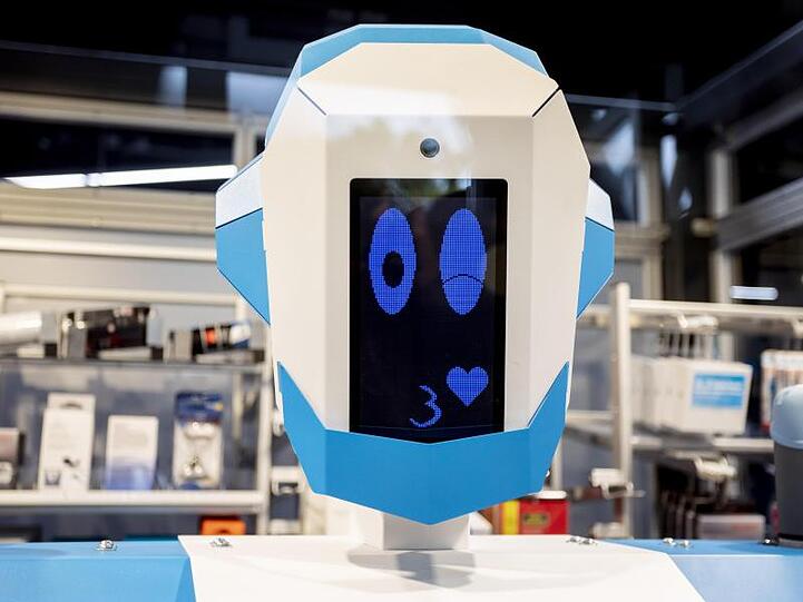 Der Elektrofachhändler Conrad stellt das "Gesicht" des neuen humanoiden Verkaufsroboters vor.