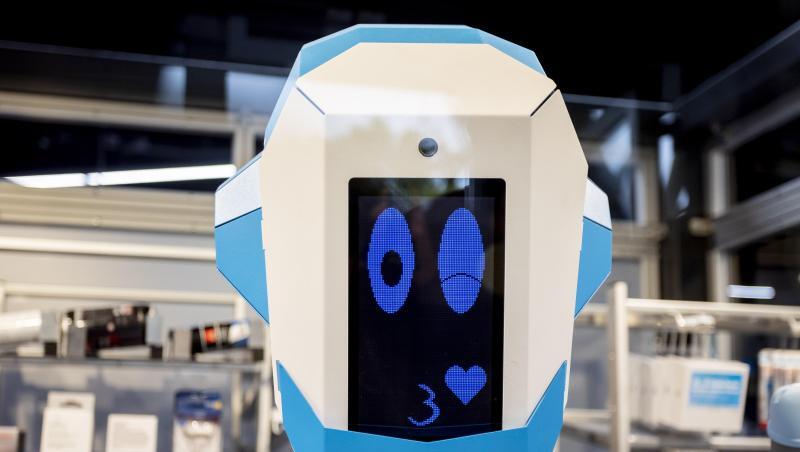 Der Elektrofachhändler Conrad stellt das "Gesicht" des neuen humanoiden Verkaufsroboters vor. Der Elektrofachhändler Conrad stellt das "Gesicht" des neuen humanoiden Verkaufsroboters vor.