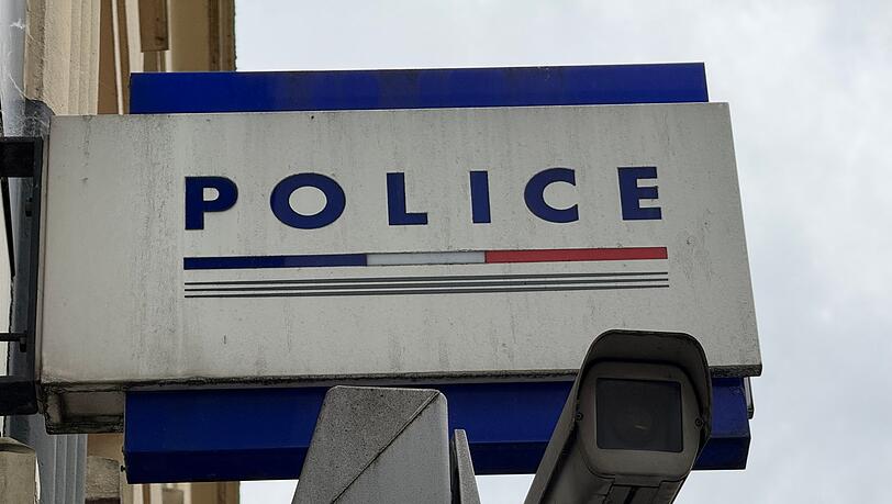 Ein Stalker, der sich in Frankreich unter dem Bett seiner Ex-Frau versteckte, wurde in einem beschleunigten Verfahren verurteilt. (Symbolbild)