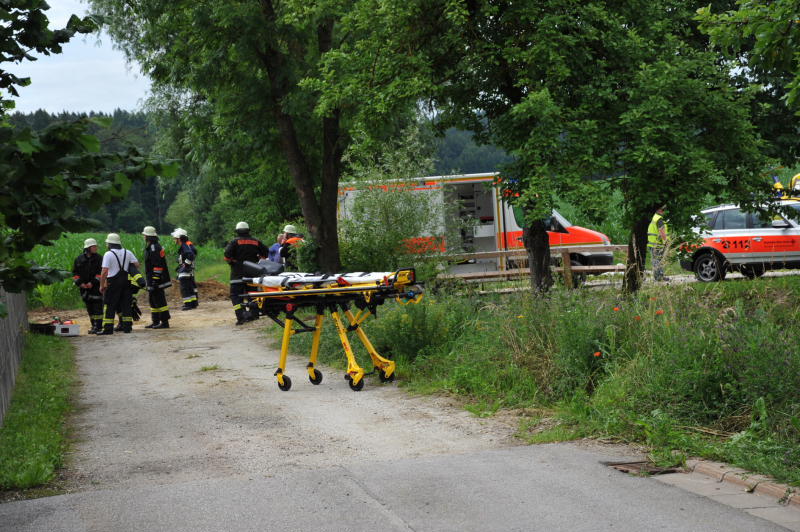 Schrecklicher Unfall bei Weng: Ein Baggerfahrer hat einen Kollegen am Dienstag im niederbayerischen Weng versehentlich in einer Grube verschüttet und dabei schwer verletzt. Das spätere Opfer war in einen 2,20 Meter tiefen Kanalschacht gesprungen, um ein Werkzeug zu holen, wie die Polizei mitteilte. Der Baggerfahrer merkte dies nicht und leerte seine Schaufel in der Baugrube. Deren Seitenwände stürzten ein und begruben den Arbeiter. Die Bilder