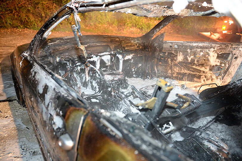 Auf der B 306 bei Siegsdorf brannte ein BMW-Cabrio völlig aus. Der Fahrer konnte sich in letzter Sekunde retten. Die Bilder vom Feuerwehreinsatz.
