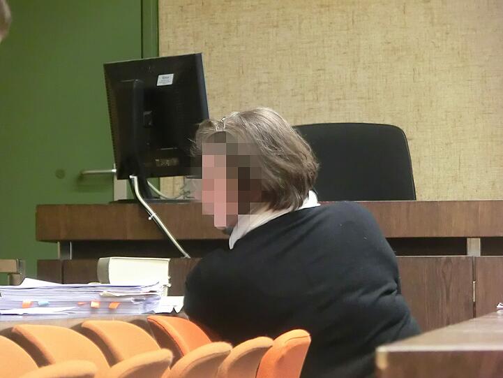 Die 56-Jährige vor Gericht - sie ist eine Gewohnheitsbetrügerin.