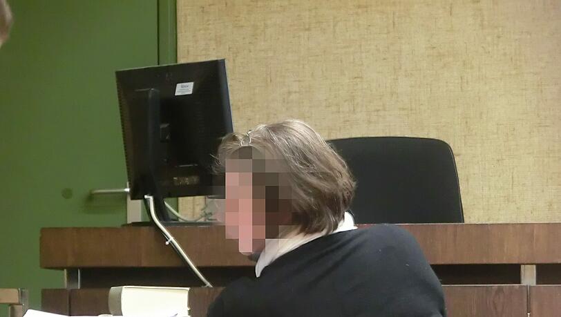 Die 56-Jährige vor Gericht - sie ist eine Gewohnheitsbetrügerin. Die 56-Jährige vor Gericht - sie ist eine Gewohnheitsbetrügerin.