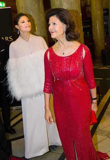 Königin Sivia und Kronprinzessin Victoria erreichen das Oscar Theatre in Stockholm.