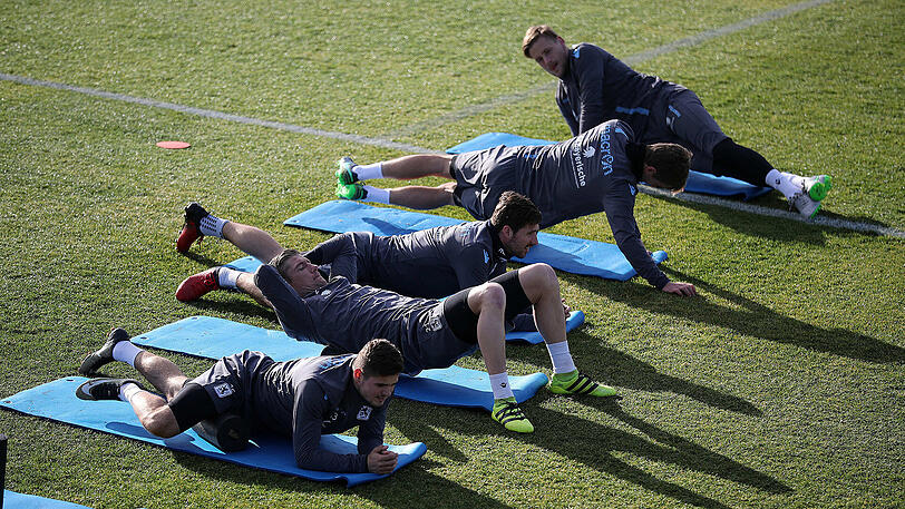 Bevor es zum Ausflug nach Lissabon ging, schufteten die Löwen nochmal im Training. Acht mehr oder weniger angeschlagene Spieler fehlten dabei. Beim Fußball-Tennis triumphierte wie am Vortag das Team um Ivica Olic - mit Romuald Lacazette, Daylon Claasen, Maximilian Wittek und dem ekstatisch mit Wasserflaschen-Pokal feiernden Sebastian Boenisch.