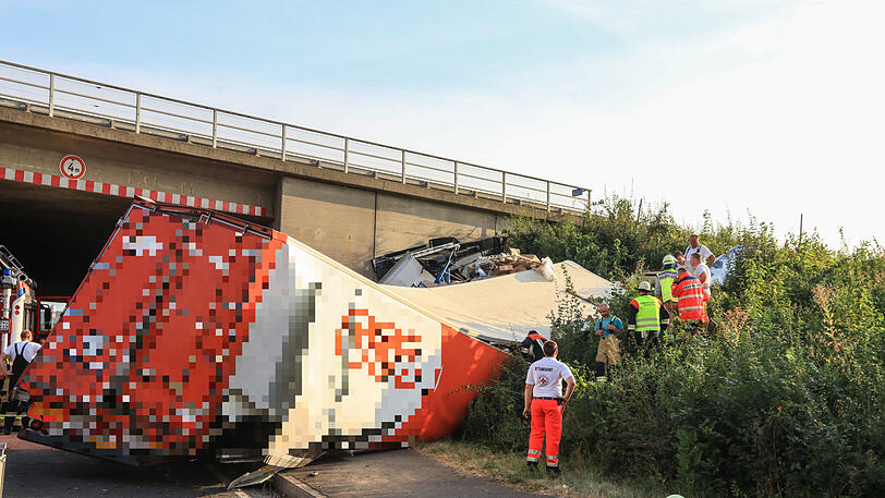 Der Lastwagen wurde komplett zerstört, der Fahrer mit schweren Verletzungen ins Krankenhaus gebracht. Die Bilder vom Unfallort.