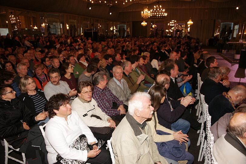 Die Veranstaltung in der Theaterfabrik war gut besucht, die Stimmung teils ziemlich aufgeheizt.
