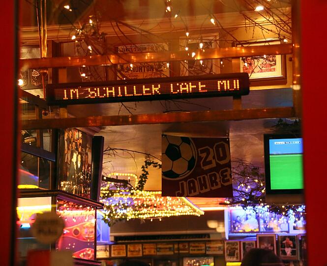 Ein Blick ins Schiller Café, das es seit 20 Jahren gibt. Arnold Schwarzenegger, Tom Jones...