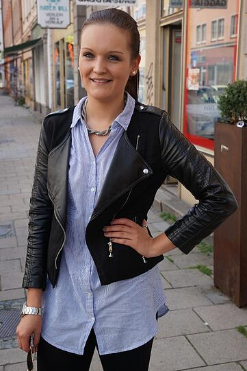 Kiona in angesagter Lederjacke