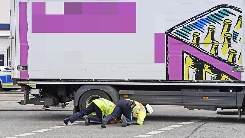 Der Fußgänger wurde vom Lkw erfasst und schwer verletzt. Wenig später stirbt der 87-Jährige im Krankenhaus.