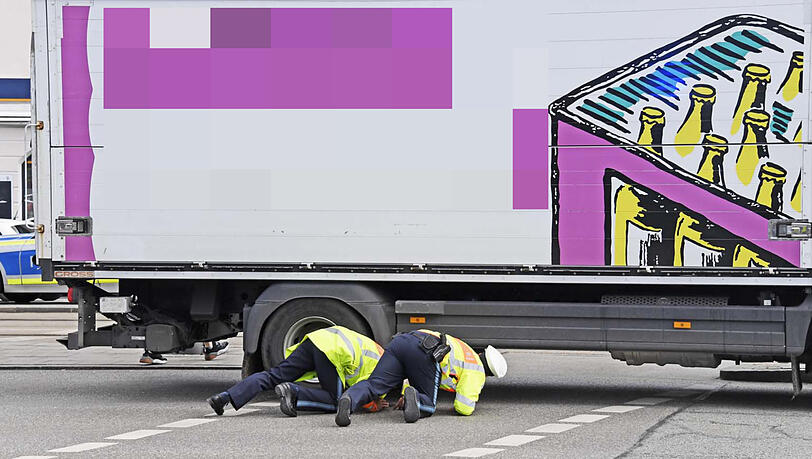 Der Fußgänger wurde vom Lkw erfasst und schwer verletzt. Wenig später stirbt der 87-Jährige im Krankenhaus. Der Fußgänger wurde vom Lkw erfasst und schwer verletzt. Wenig später stirbt der 87-Jährige im Krankenhaus.