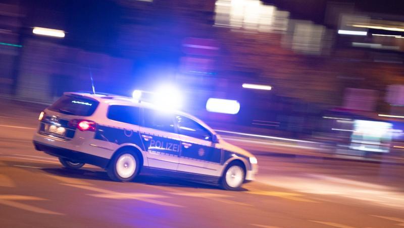 Ein Polizeiauto fährt unter Einsatz von Blaulicht und Sirene eine Straße entlang. Foto: Lino Mirgeler/Archiv Ein Polizeiauto fährt unter Einsatz von Blaulicht und Sirene eine Straße entlang. Foto: Lino Mirgeler/Archiv