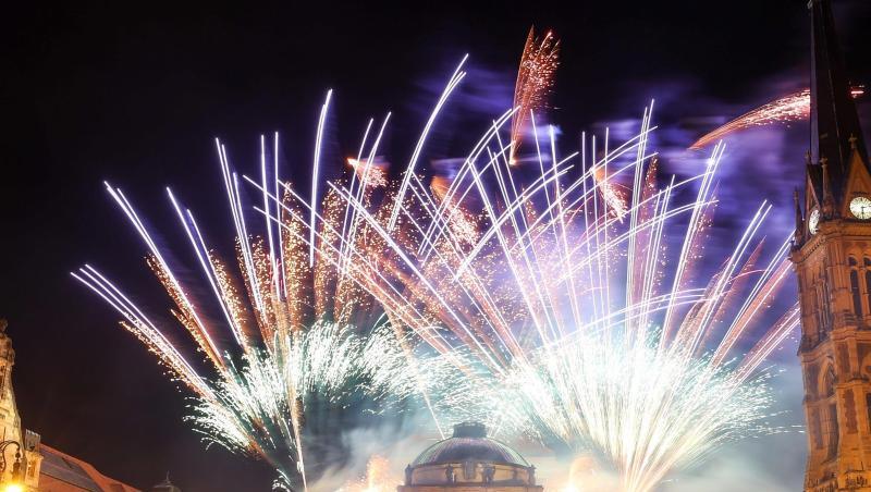 Mit einem Feuerwerk auf Theaterplatz feiern die Chemnitzer die Ernennung als Kulturhauptstadt 2025.