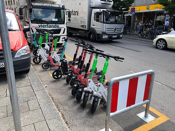 Etliche E-Scooter am Rindermarkt – laut Mobilitätsreferat eine besonders stark frequentierte Station in der Altstadt. Etliche E-Scooter am Rindermarkt – laut Mobilitätsreferat eine besonders stark frequentierte Station in der Altstadt.