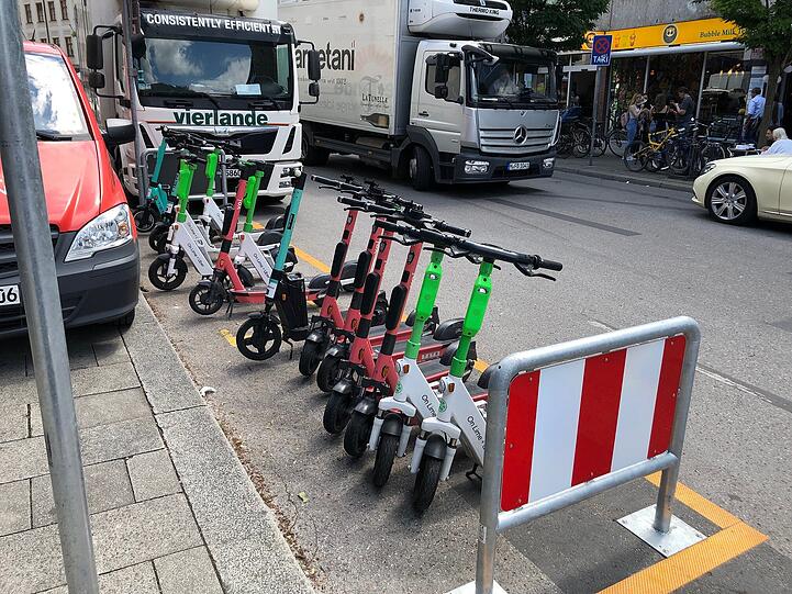 Etliche E-Scooter am Rindermarkt – laut Mobilitätsreferat eine besonders stark frequentierte Station in der Altstadt.