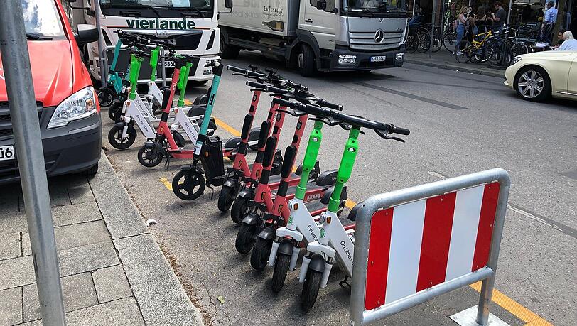 Etliche E-Scooter am Rindermarkt – laut Mobilitätsreferat eine besonders stark frequentierte Station in der Altstadt. Etliche E-Scooter am Rindermarkt – laut Mobilitätsreferat eine besonders stark frequentierte Station in der Altstadt.