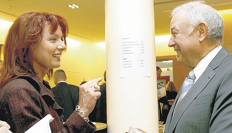 Damals kämpften sie noch Seite an Seite: Gabriele Pauli und Günther Beckstein auf dem CSU-Bezirksparteitag im Mai 2007. Jetzt treten sie gegeneinander an.Foto: dpa