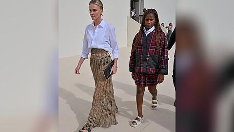 Charlize Theron mit Tochter Jackson bei der Dior-Show in Paris.