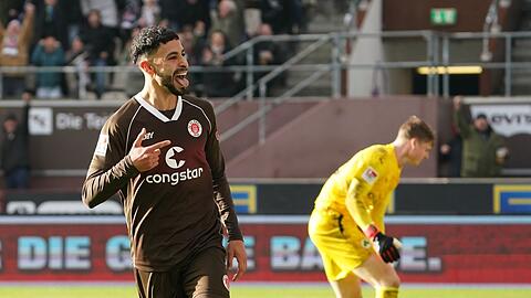 St. Paulis Torschütze Elias Saad (l) jubelt nach seinem Treffer zum 3:2.