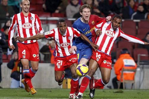 Wirklich glücklich ist Aleksandr Hleb beim FC Barcelona nicht. Meistens sitzt er auf der Bank, und wenn er spielt, dann nehmen ihn die Gegenspieler in die Mangel.