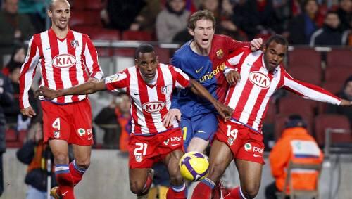 Wirklich glücklich ist Aleksandr Hleb beim FC Barcelona nicht. Meistens sitzt er auf der Bank, und wenn er spielt, dann nehmen ihn die Gegenspieler in die Mangel. Wirklich glücklich ist Aleksandr Hleb beim FC Barcelona nicht. Meistens sitzt er auf der Bank, und wenn er spielt, dann nehmen ihn die Gegenspieler in die Mangel.