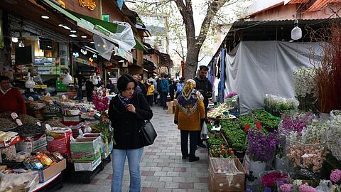 Menschen in Teheran erledigen ihre Eink&auml;ufe vor dem persischen Neujahrsfest Norus im Schatten des Krieges.