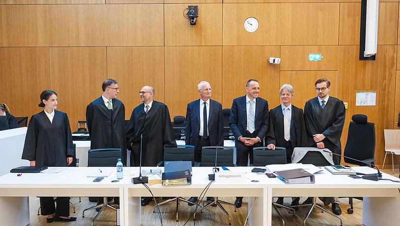 Der Wirt Alexander Egger hat f&uuml;nf Anw&auml;lte und einen Sachverst&auml;ndigen an der Seite.